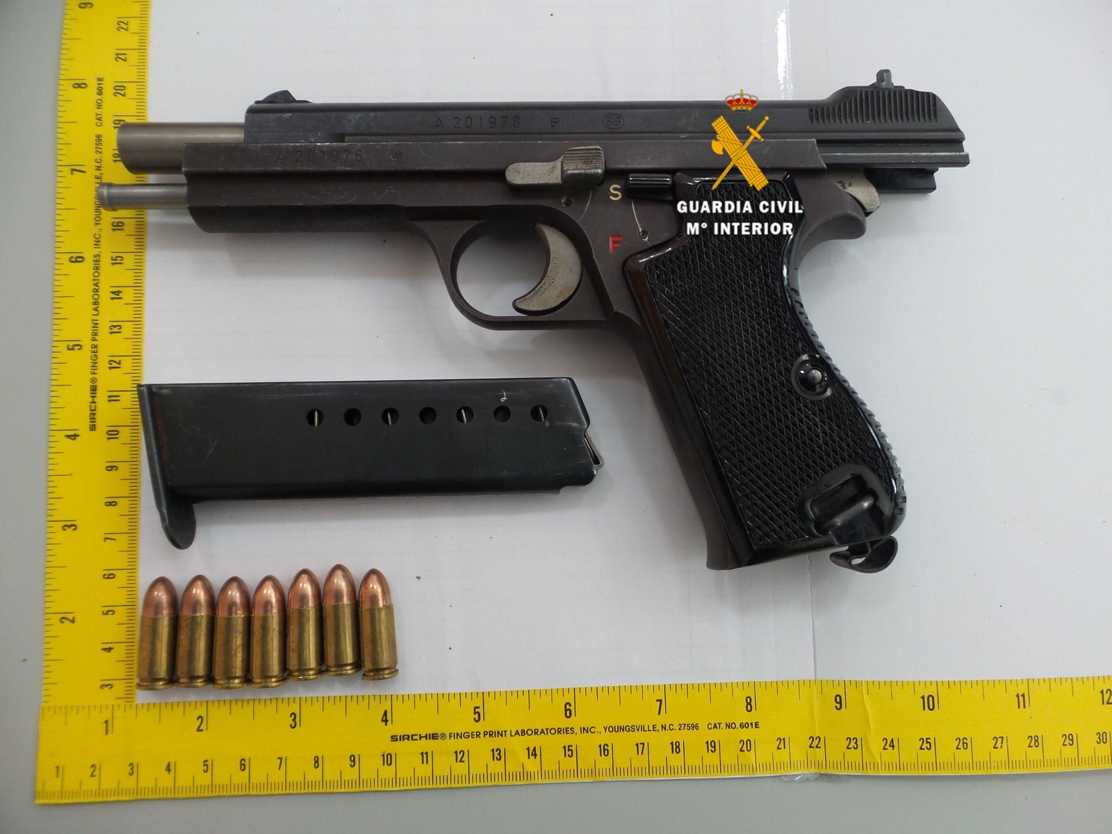 La pistola intervenida por la Guardia Civil.