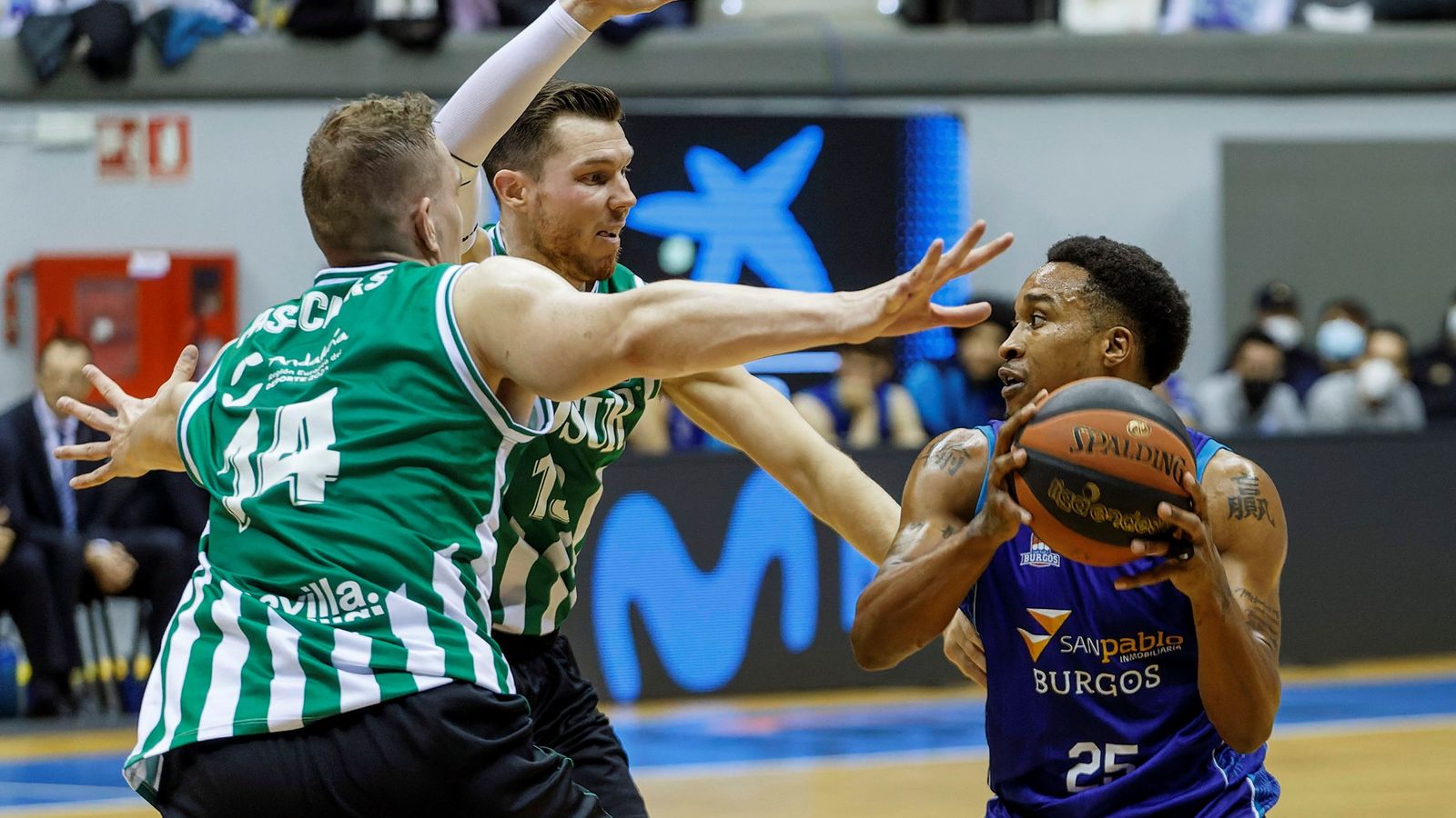 Pasecniks y Bertans defienden a McGee.