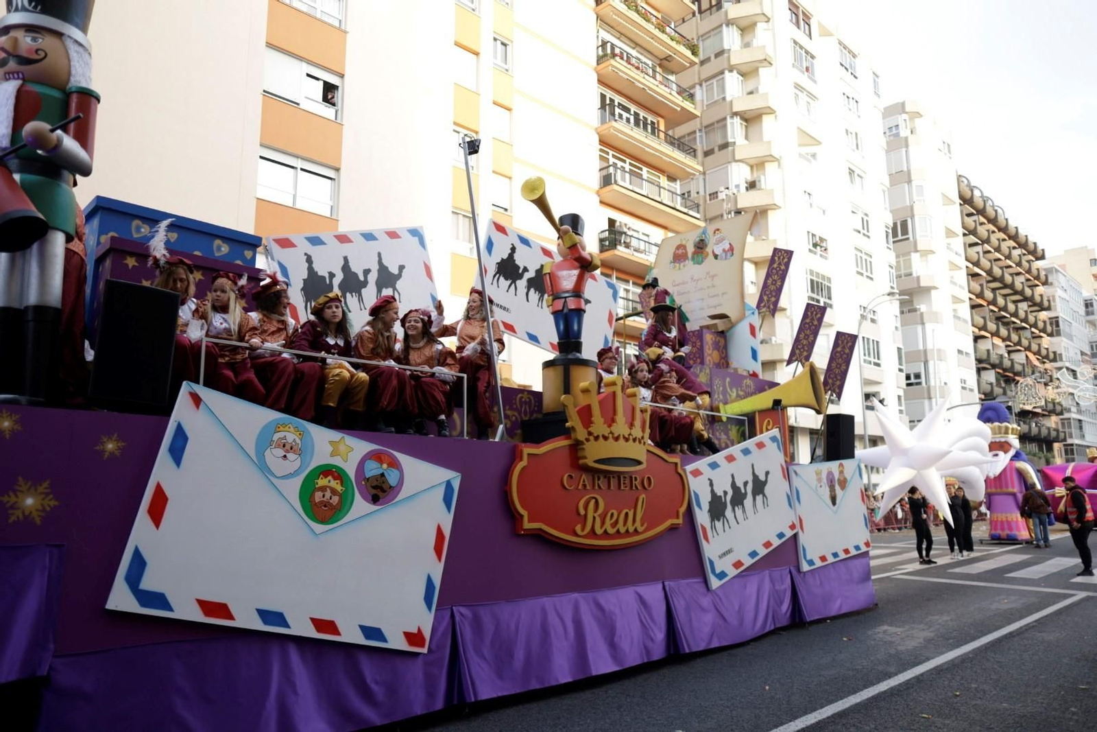 Una carroza en la cabalgata de reyes Magos de Cádiz 2025.