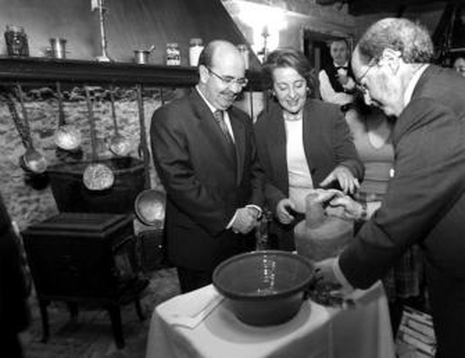 Ignacio Moreno prepara el romero antes de impregnarlo en agua de La Caleta para ungir a Gaspar Zarrías.