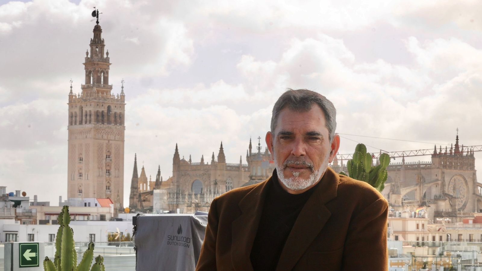 El escritor catalán Víctor del Árbol, en Sevilla.