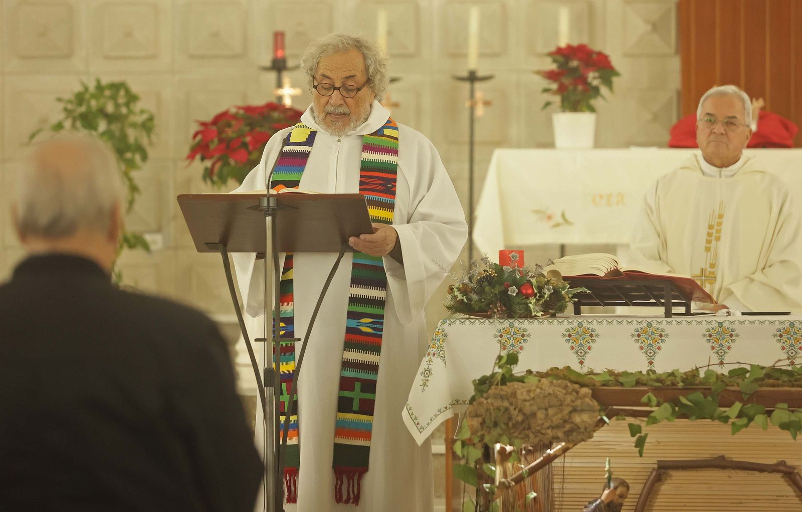 Fotos de la misa conmemorativa de los 50 años de dedicación del padre Pedro a la parroquia y al barrio de La Piñera