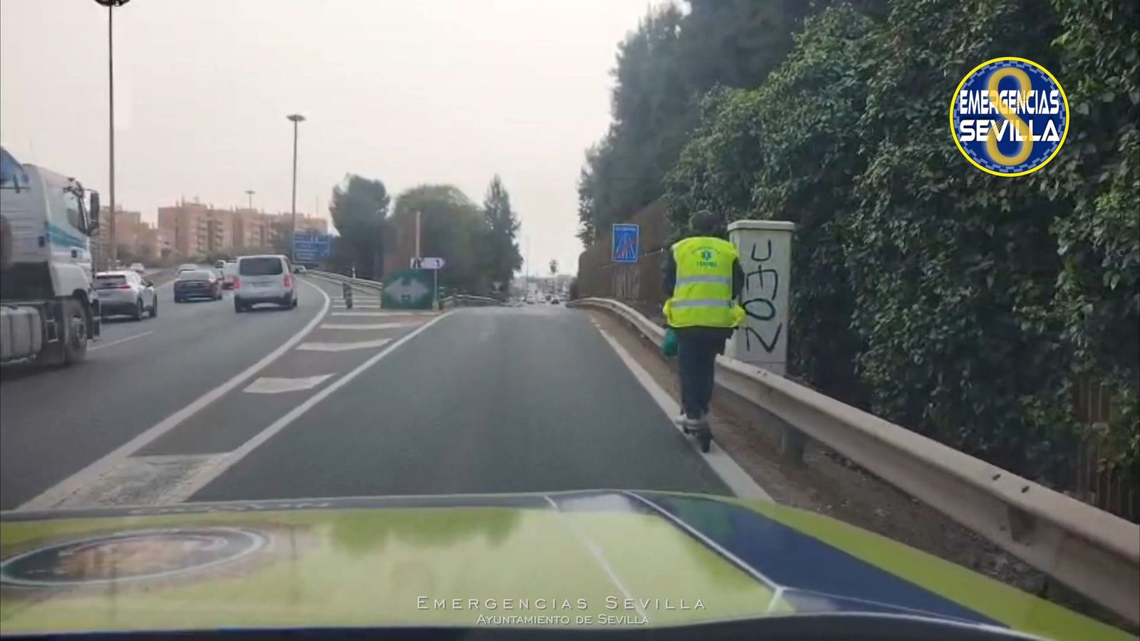 Interceptan a un hombre que circulaba por la SE-30 en patinete