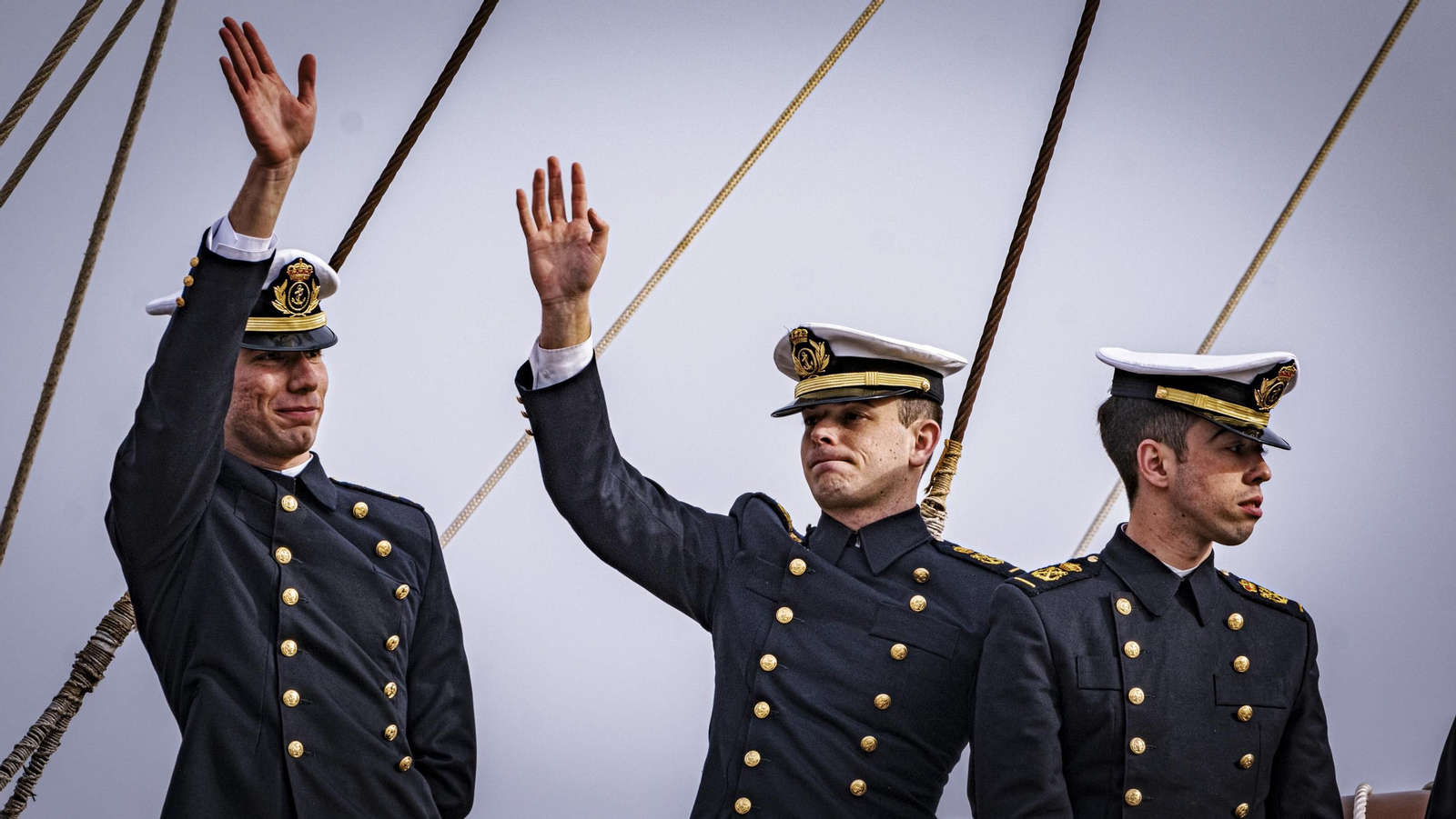 Salida del buque escuela J. S. de Elcano de los muelles de Cádiz para emprender su XCVI Crucero de Instrucción
