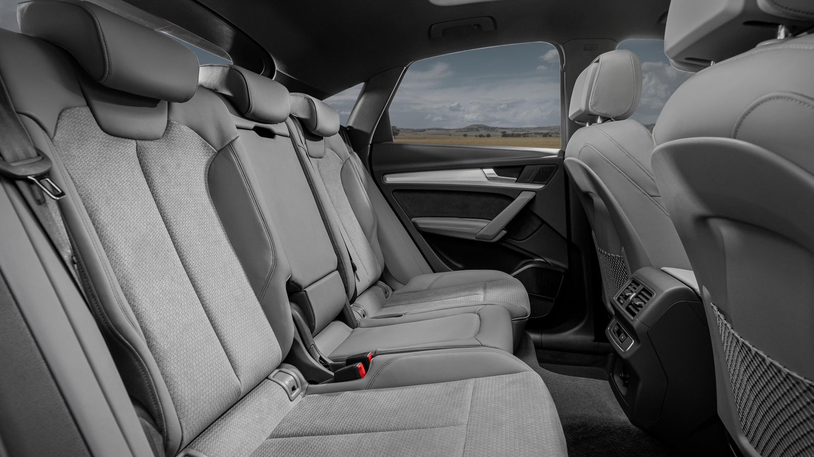 Apenas hay un centímetro de diferencia en la altura de las plazas traseras entre ambos Q5.