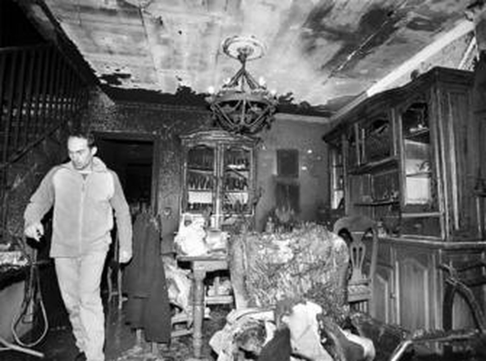 Aspecto de cómo quedó el salón de la casa totalmente destrozado por las llamas.