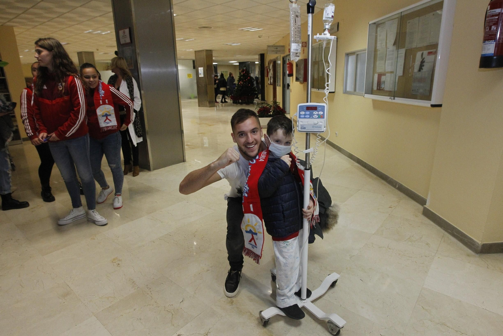 Fotogalería visita jugadores U.D. Almería Hospital Torrecárdenas