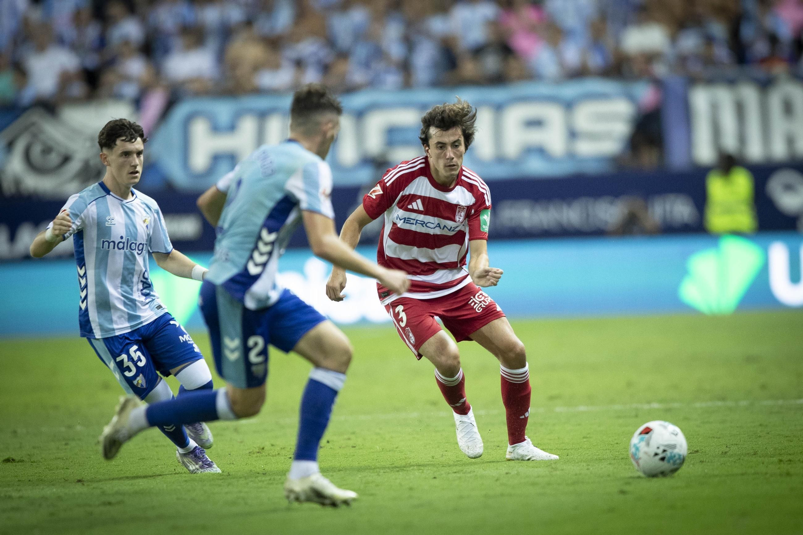 Un ataque del Granada en el partido ante el Málaga