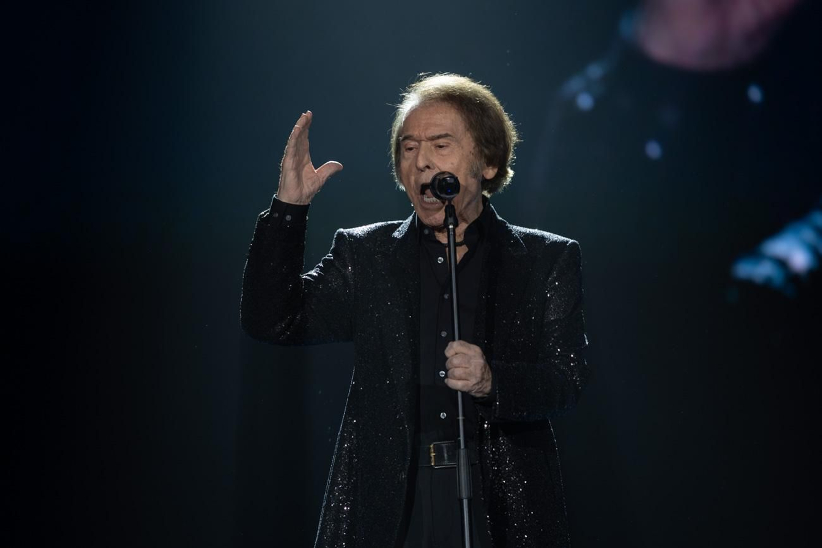 Así se disfruta en Jaén del concierto de Raphael, "Raphaelísimo"