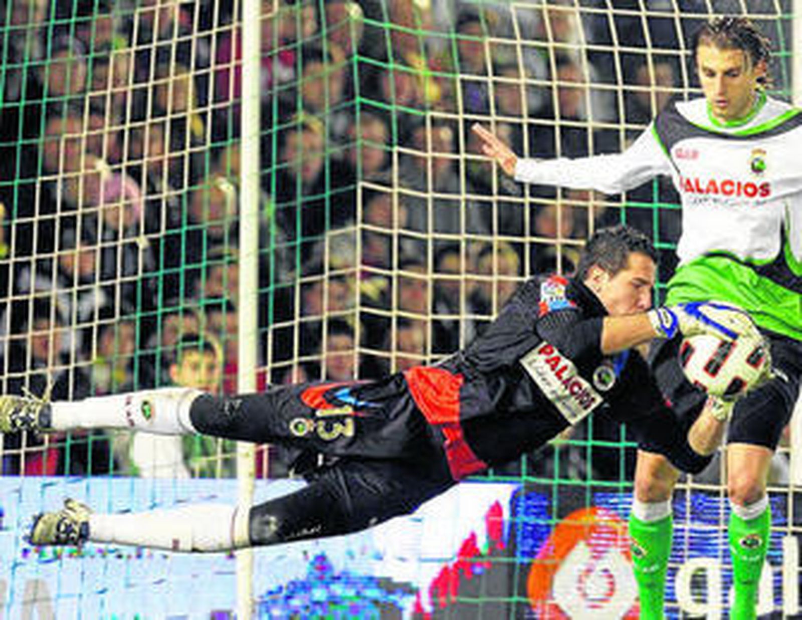 Toño detiene un lanzamiento durante un partido.