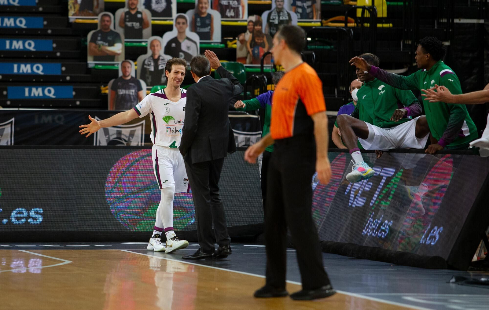 Casimiro saluda a Frankie Ferrari, durante el choque.
