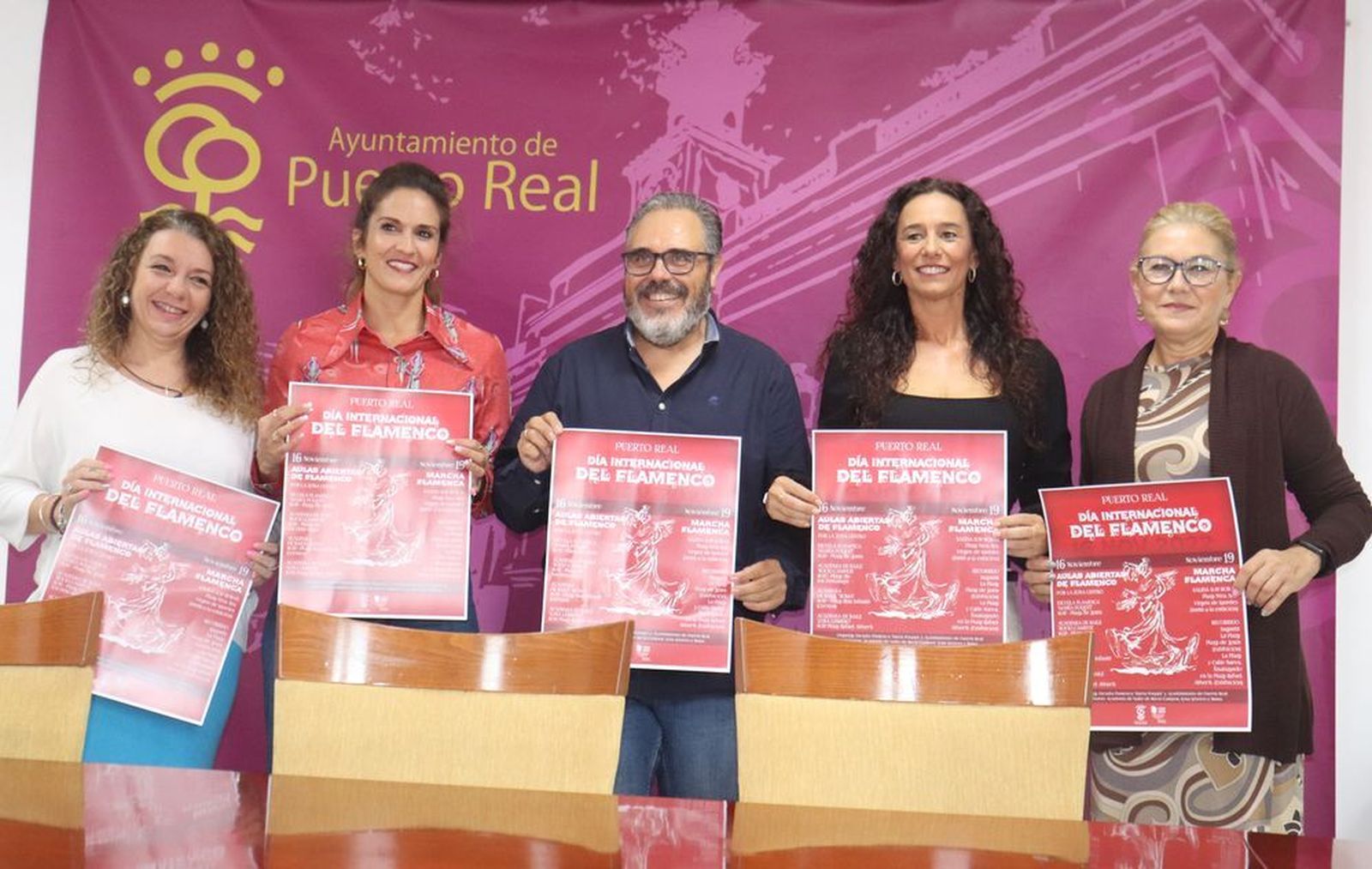 Pedro Olmedo junto a las bailaoras Tere Andreu, María Poquet, Rocío Campos y Luisa Lebrero