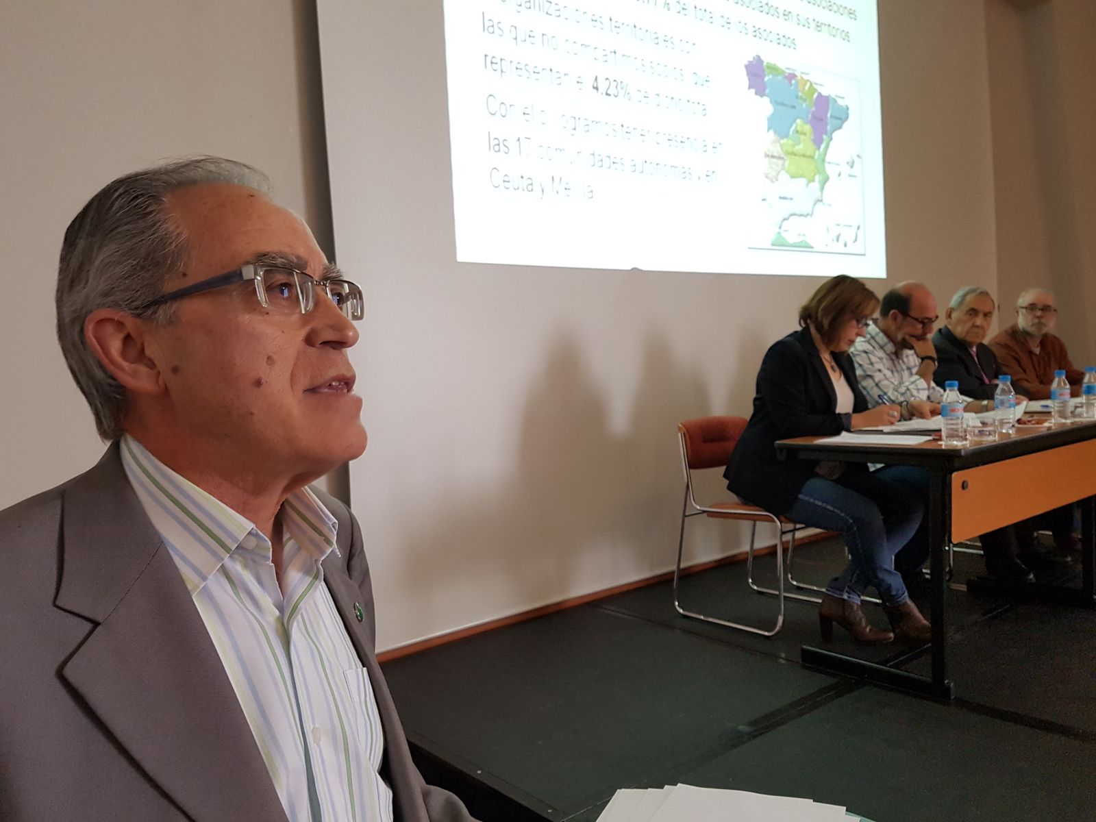 Francisco Sánchez Legrán, en primer plano, durante una reunión de la Facua.