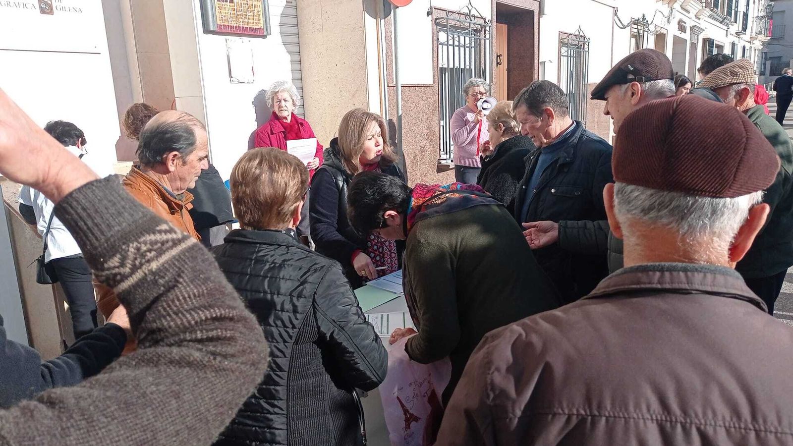 Vecinos de Gilena exigen con decenas de reclamaciones más médicos para el consultorio