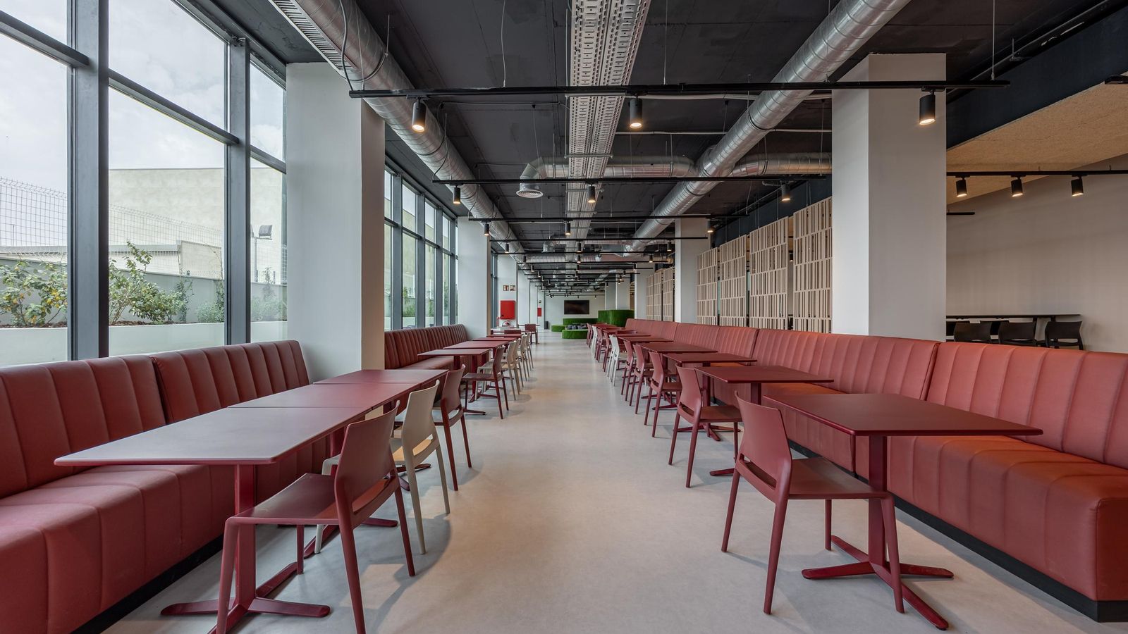 El restaurante es el lugar donde todos los residentes se mezclan/se encuentran/conectan de forma natural, uno de los sellos de Comodo Living.