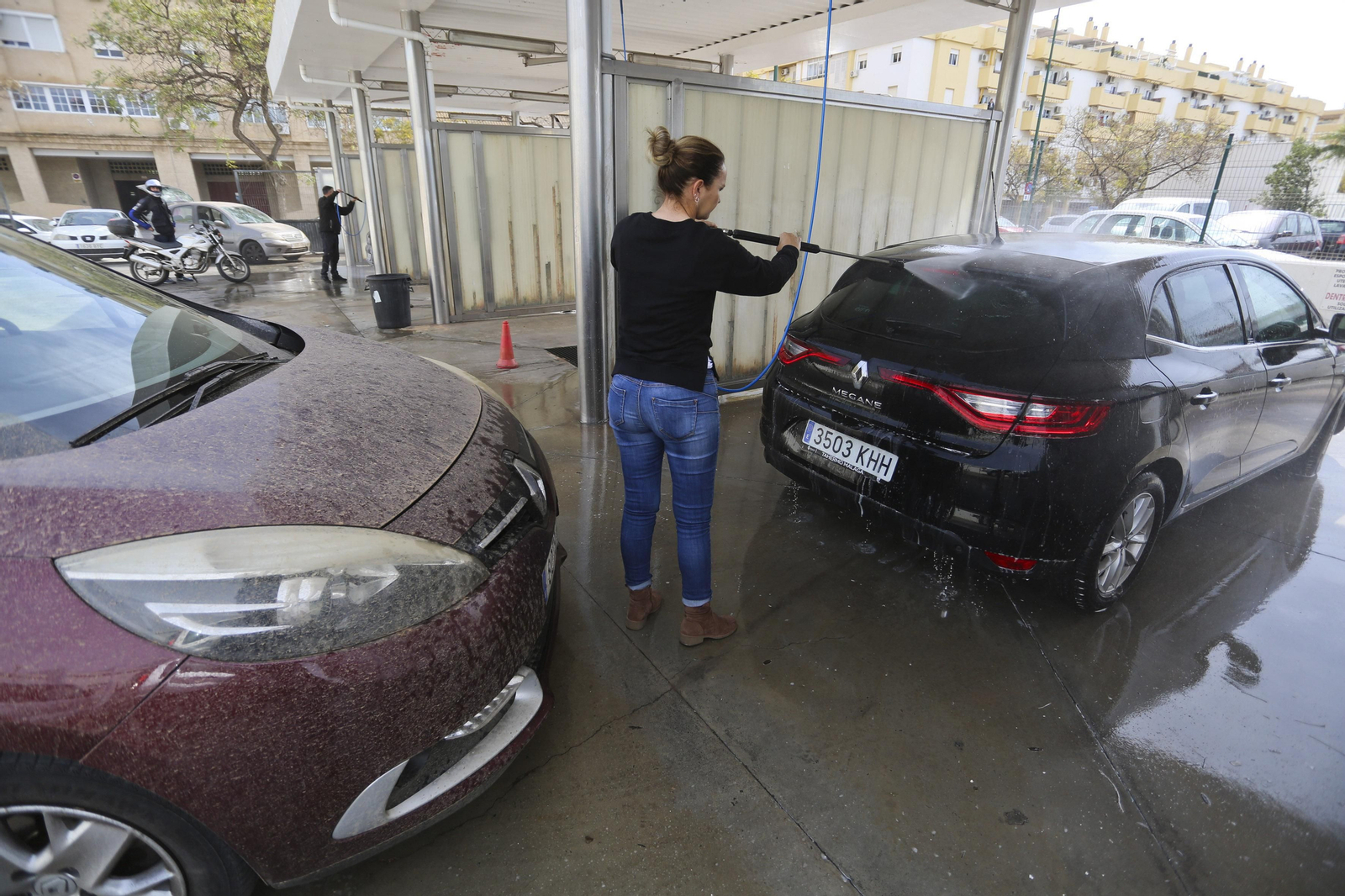 Colas en los lavados de coche de las gasolineras de la ciudad.