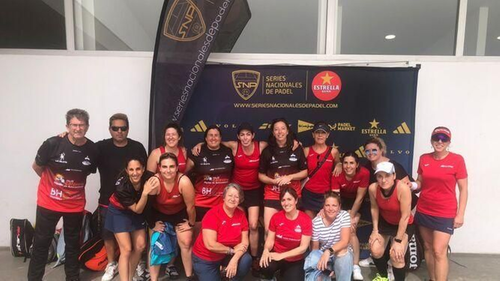 Jugadoras del Valdesport femenino que han ganado dos títulos esta temporada.