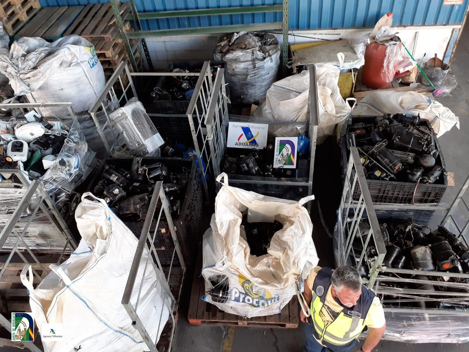 Mercancía intervenida a una red que exportaba residuos tóxicos a África desde Sevilla.