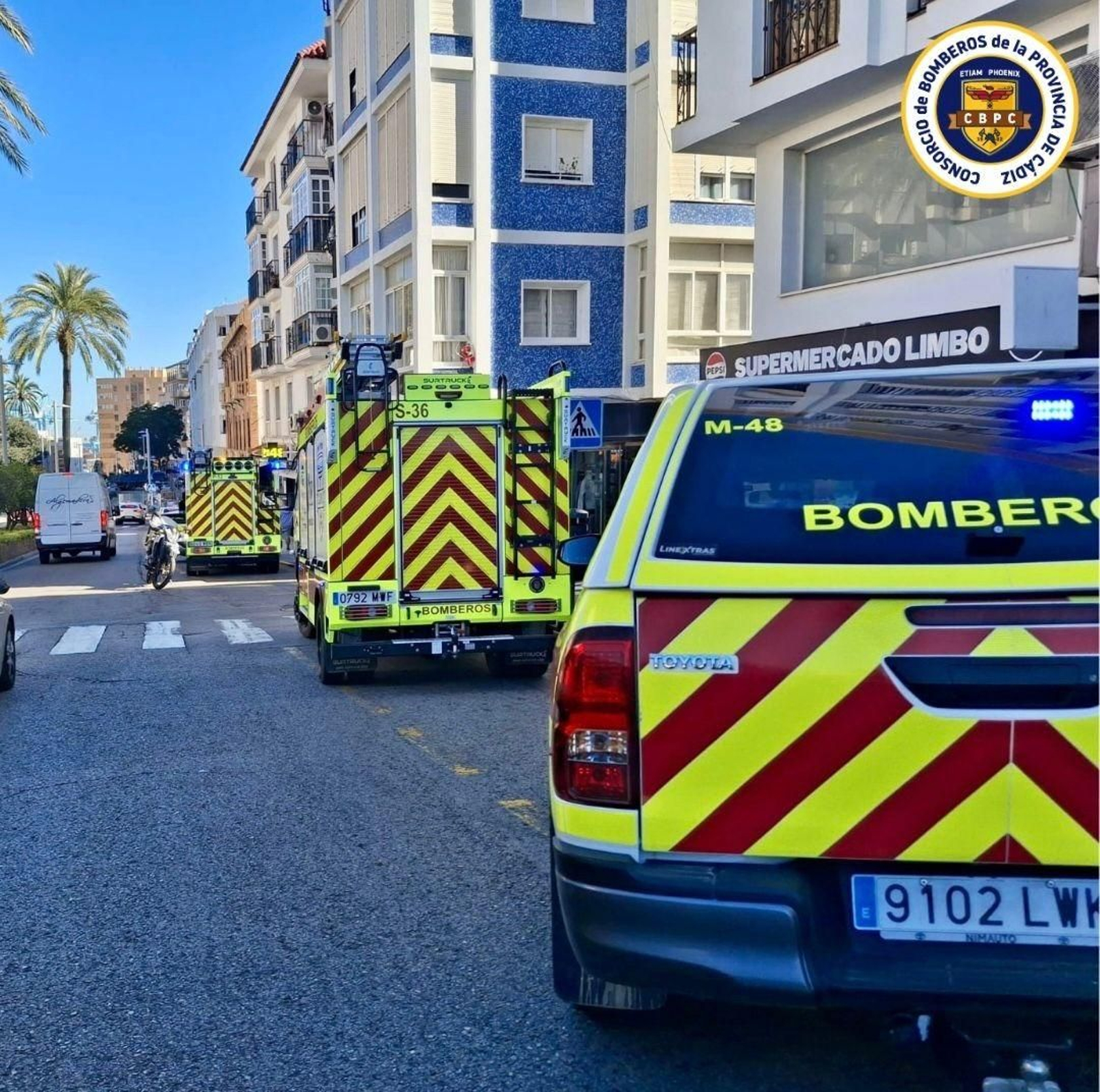 Vehículos de bomberos a la entrada de la calle Sevilla.