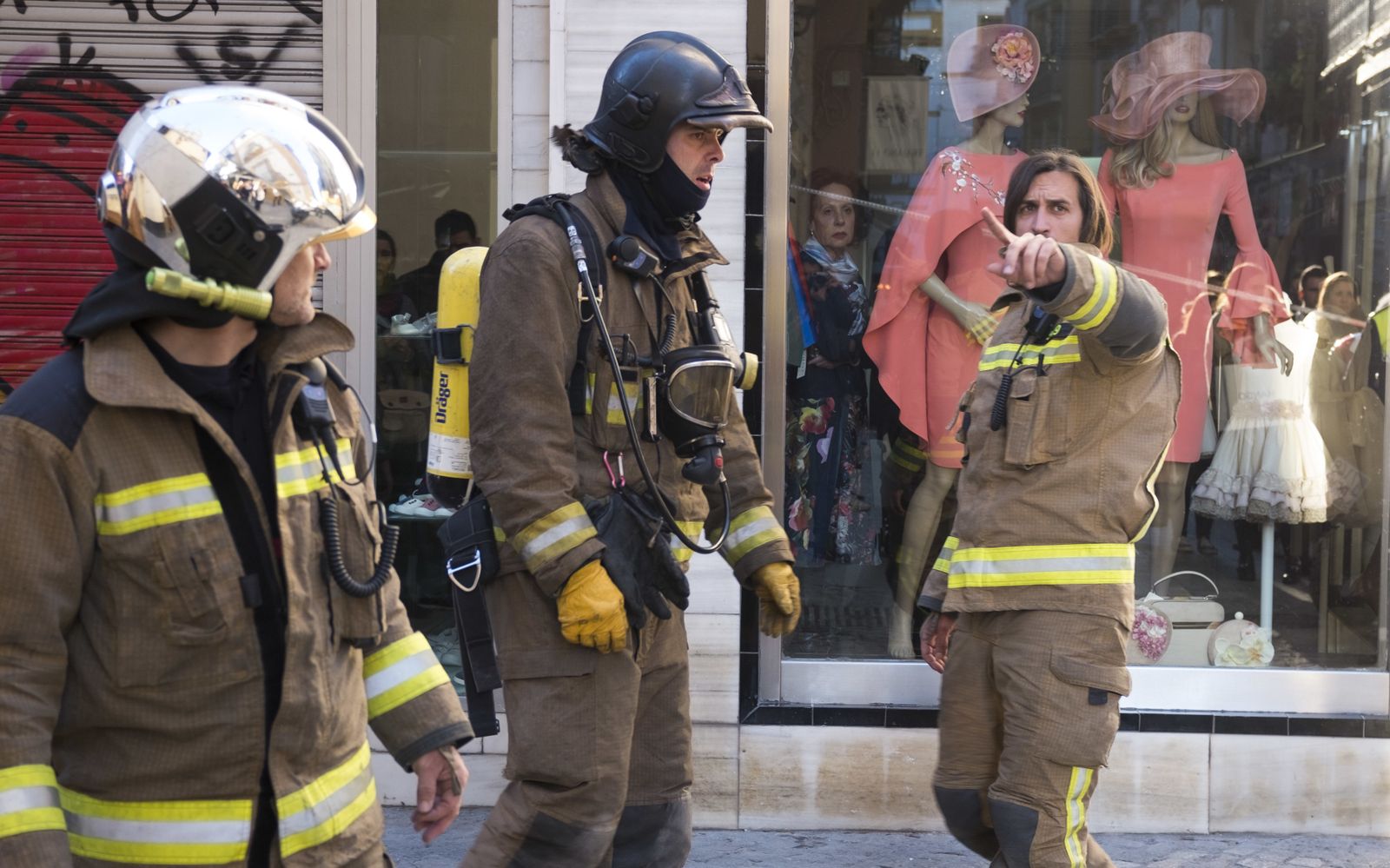 Imágenes del dispositivo de emergencias por las explosiones eléctricas en la calle Cuna