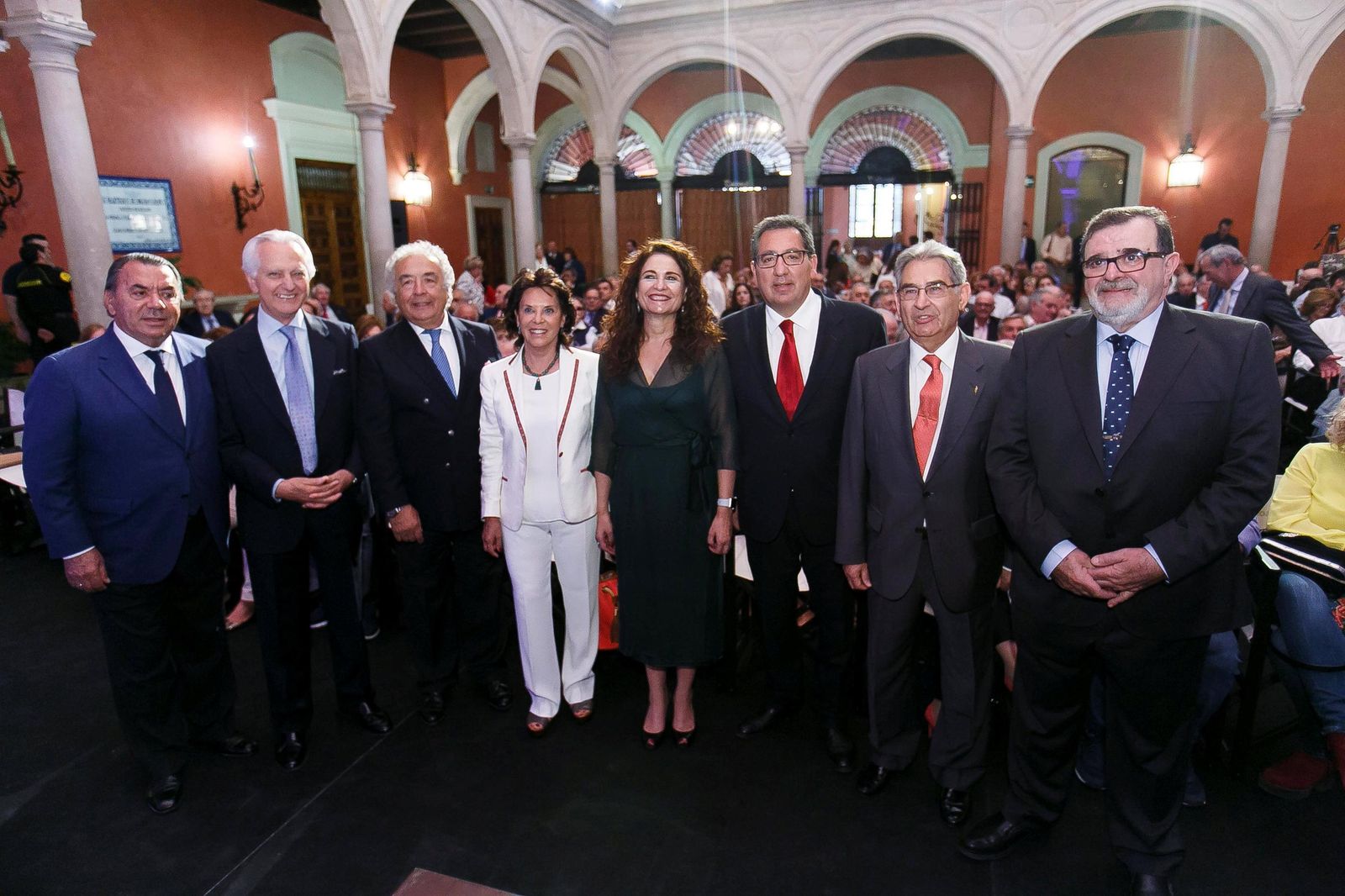 De izquierda a derecha, Rafael Ruiz, Carlos Izquierdo, Antonio Romero, María Luisa Martínez, María Jesús Montero, Antonio Pulido, José Luis López  y José Rodríguez de la Borbolla, el 16 de mayo, en la Fundación Cajasol al final de la presentación del libro 'Jirones de toda una vida' (Páginas del Sur).