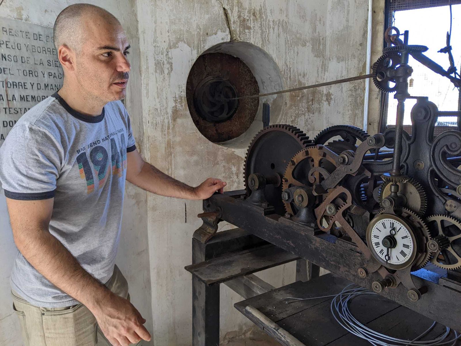 Antonio Ojeda, junto al reloj de la Prioral.