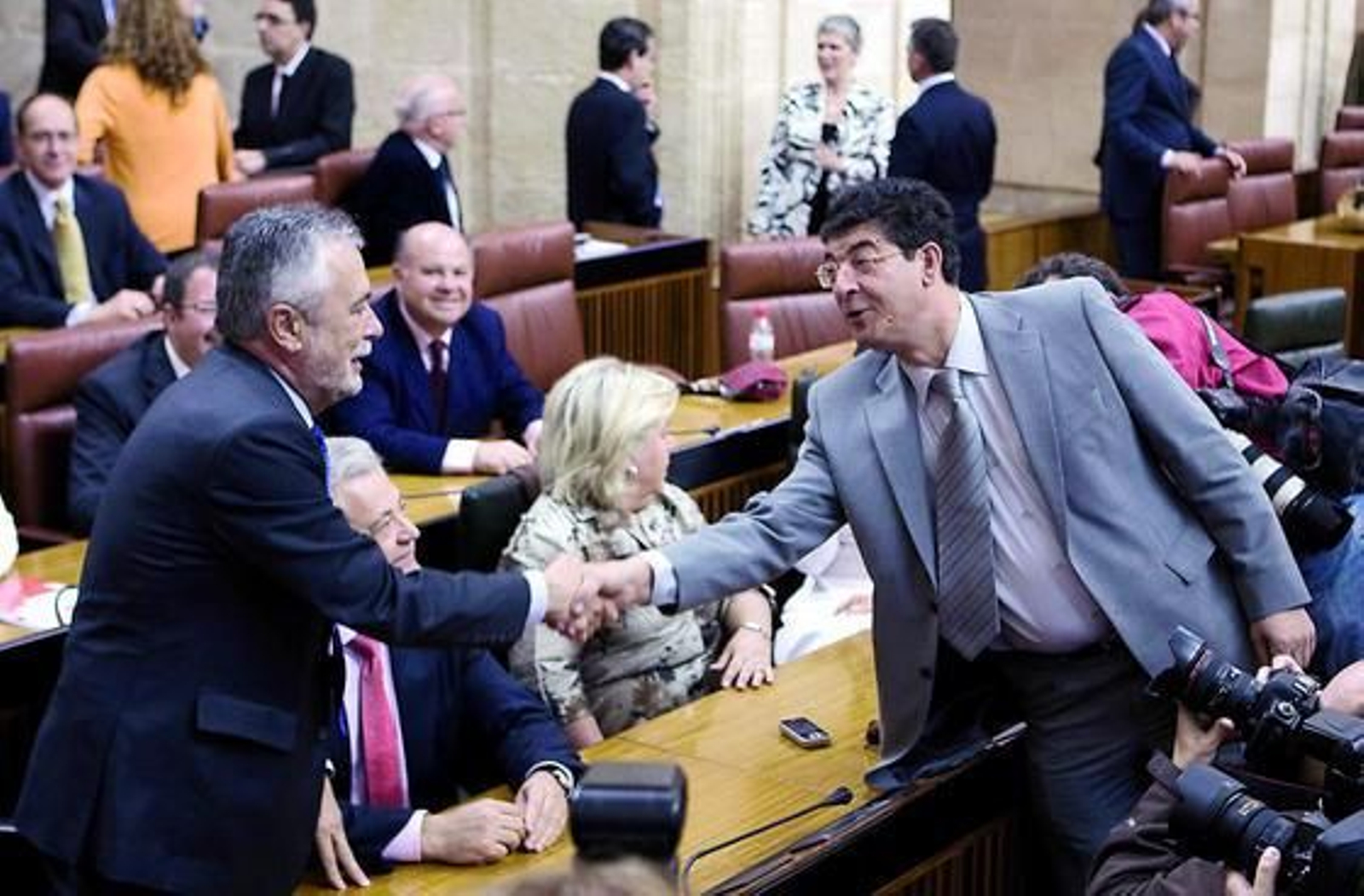 Abril de 2009: Valderas saluda al recién investido presidente de la Junta. / EFE