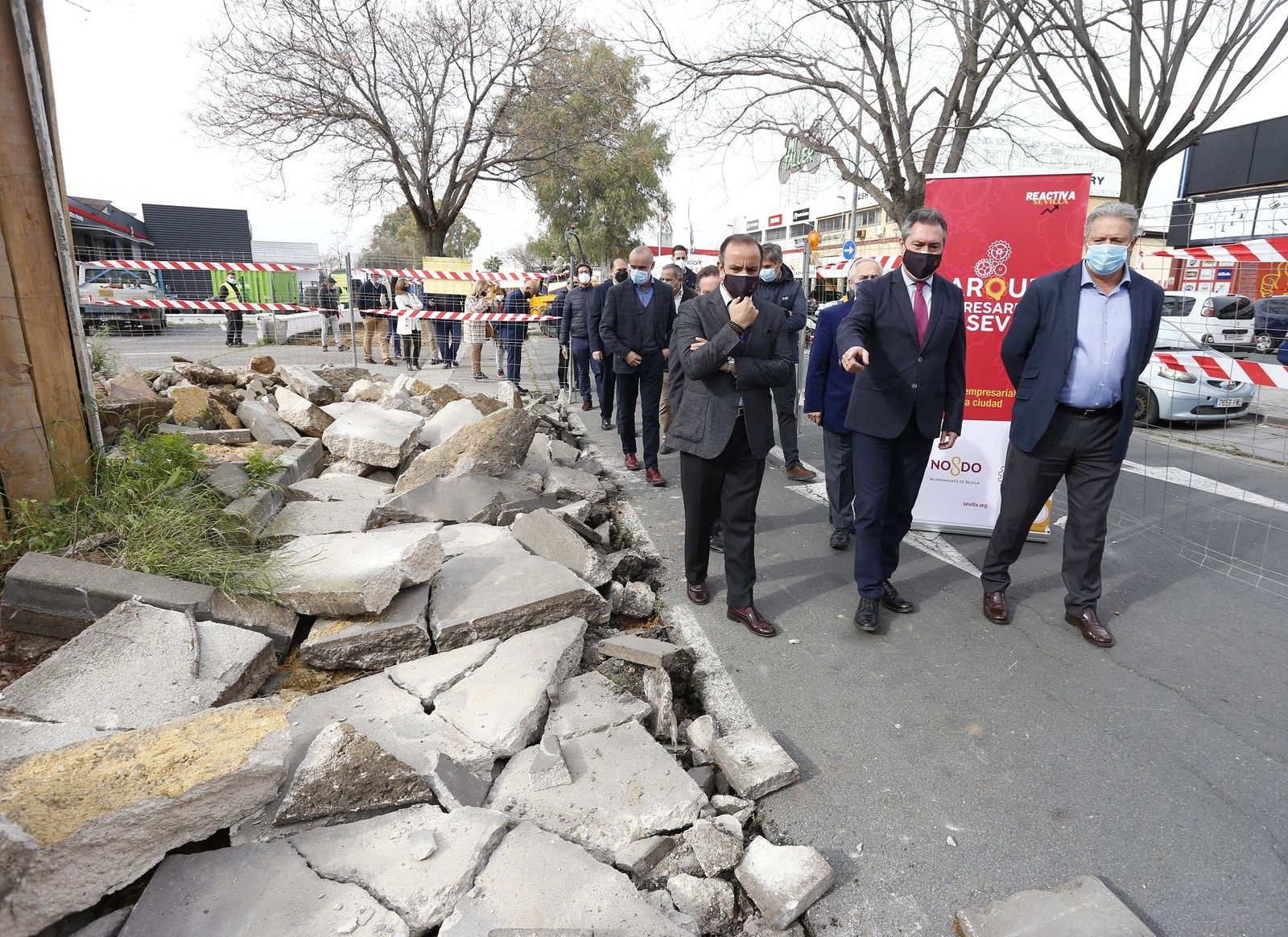 Visita a las obras para la reurbanización de la calle Aviación en el parque empresarial Calonge.