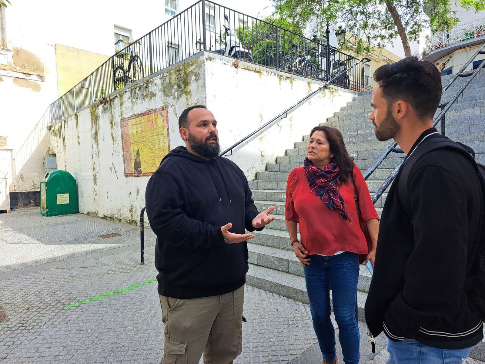 Un vecino con David de la Cruz y Helena Fernández.