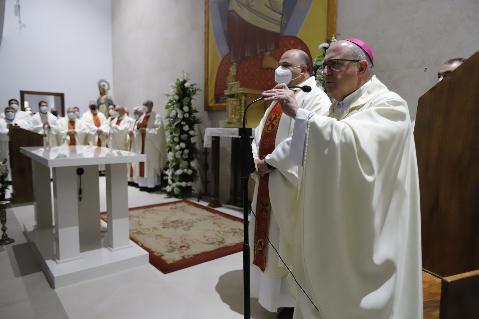 Imágenes de la consagración de la parroquia Cristo Sacerdote