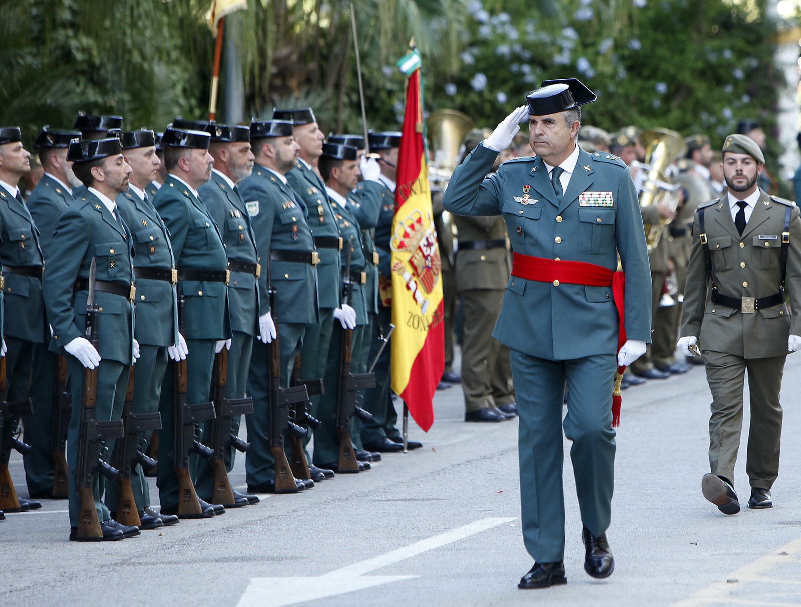 El general Manuel Contreras Santiago pasa revista a la tropa en el cuarte del Eritaña.