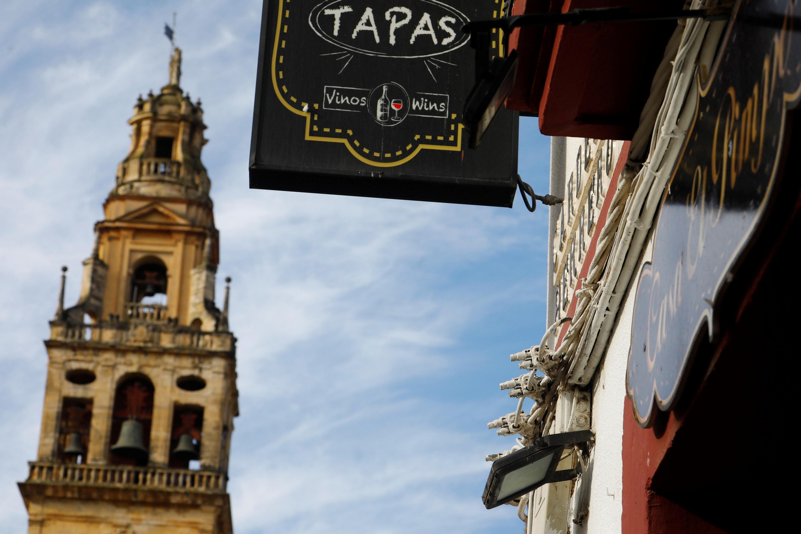El cableado aéreo campa a sus anchas en el Casco Histórico de Córdoba, en imágenes