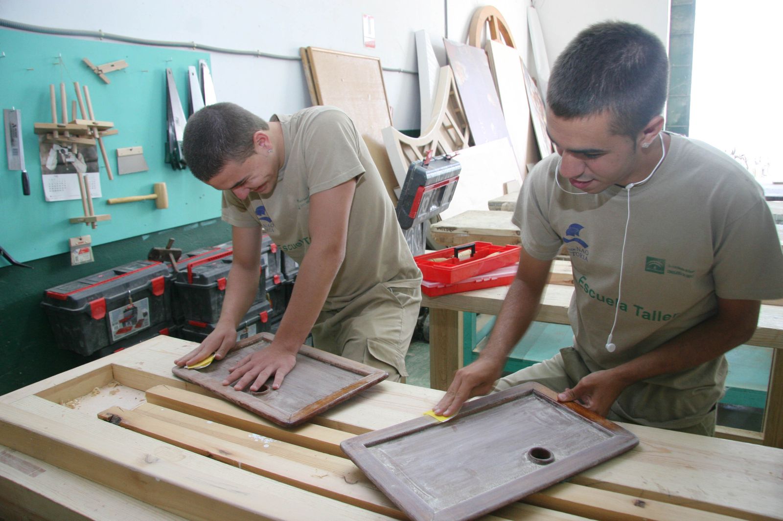 Alumnos de la escuela taller de carpintería de ribera, que desarrolló en Sevilla la fundación Nao Victoria, en 2008.