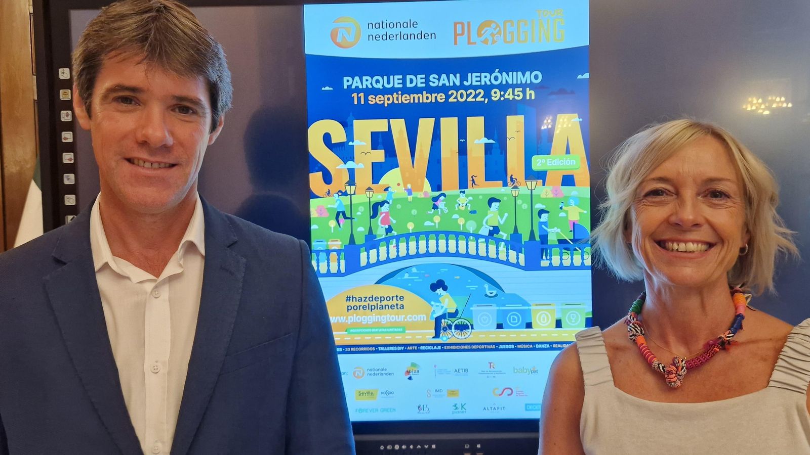 El delegado de Transición Ecológica y Deportes, David Guevara, y Beatriz Soliva, coordinadora del área de RSC y Relaciones Institucionales de elevenlab.