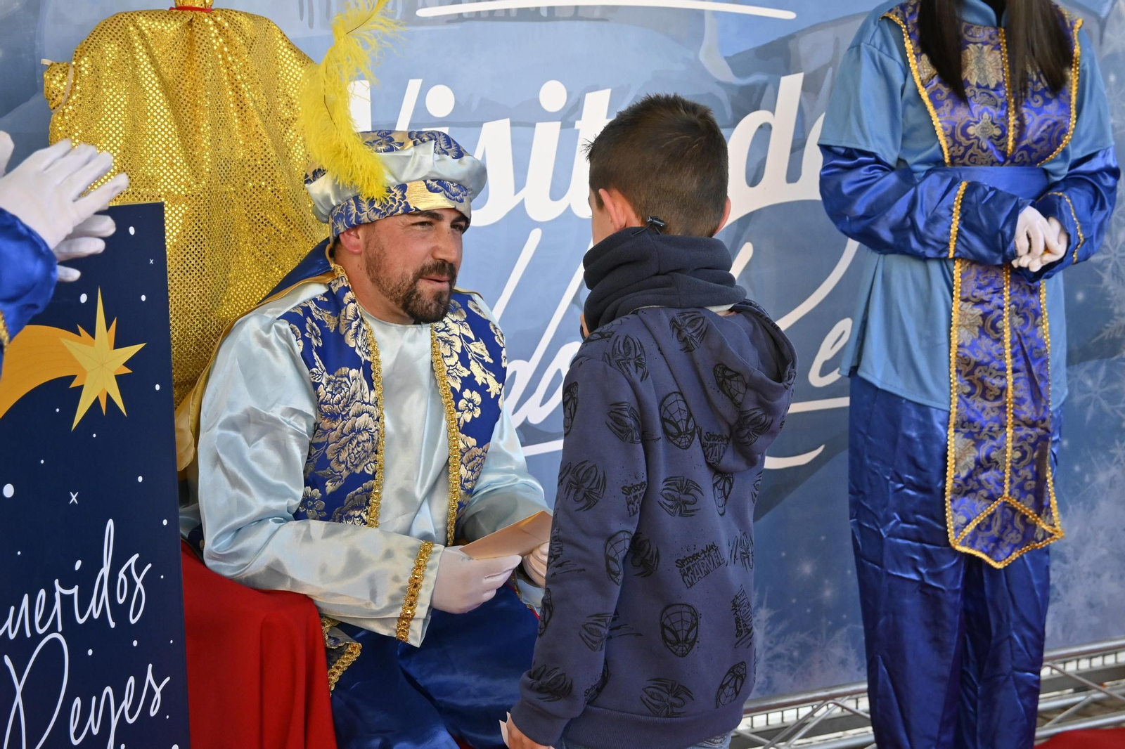 Recogida de cartas del paje real en la plaza Miguel Raya en el Molino, en imágenes