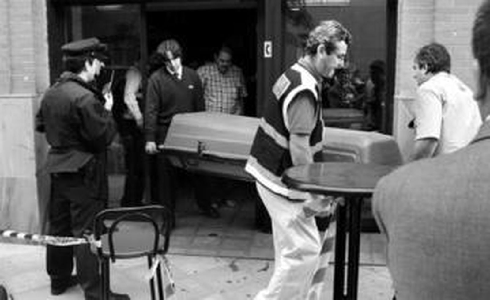 Policías y empleados de la compañía funeraria trasladan el féretro con el cadáver de Jin Ling Min, ayer en Triana.