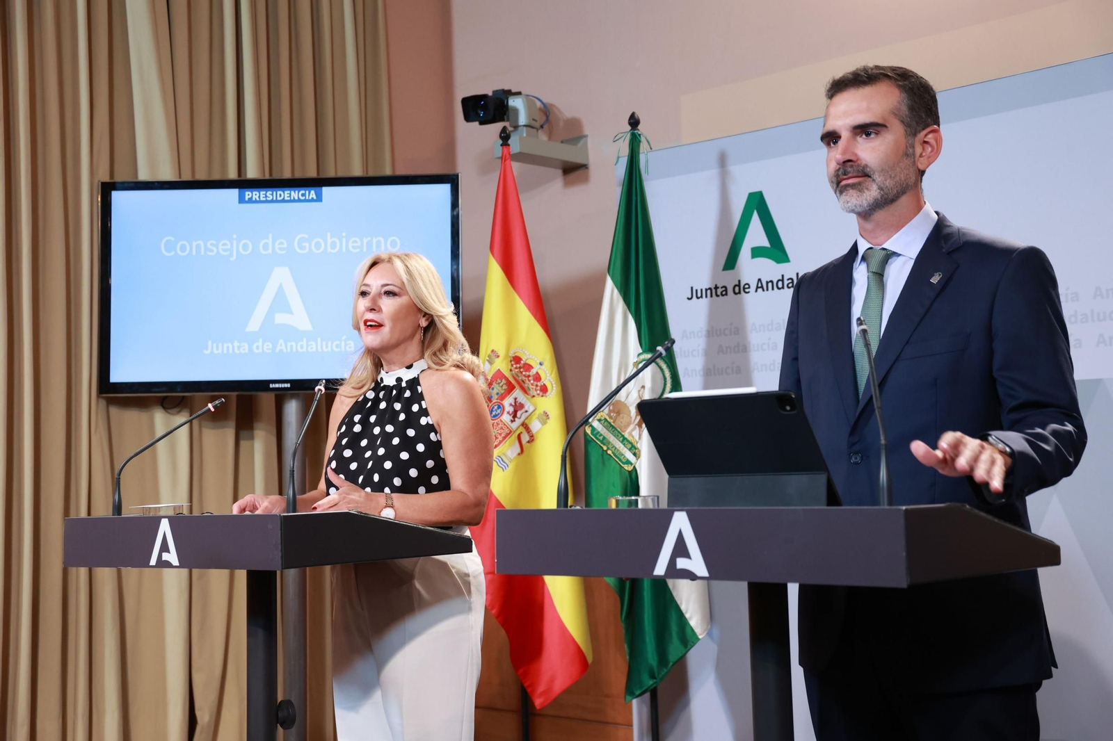 Los consejeros de Agricultura, Ramón Fernández-Pacheco, y la portavoz Carolina España.