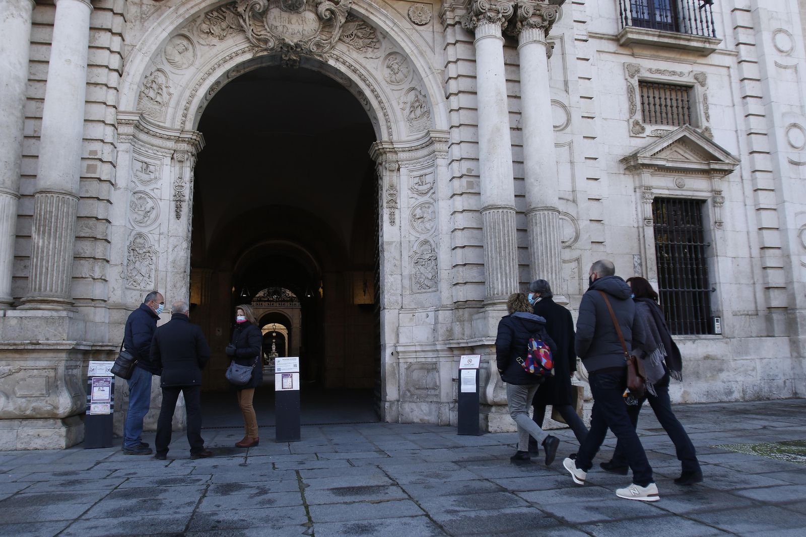 Alumnos y profesores en la puerta del Rectorado de la Universidad de Sevilla.