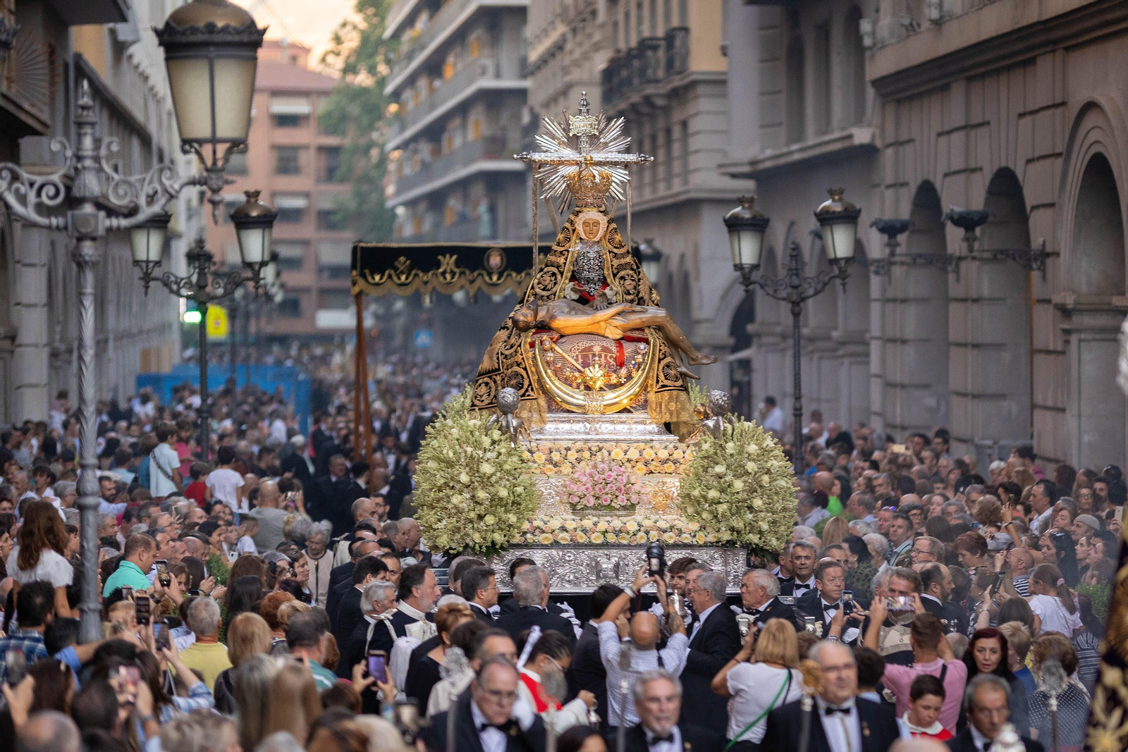 Fotos: así ha sido la procesión de la Virgen de las Angustias de Granada