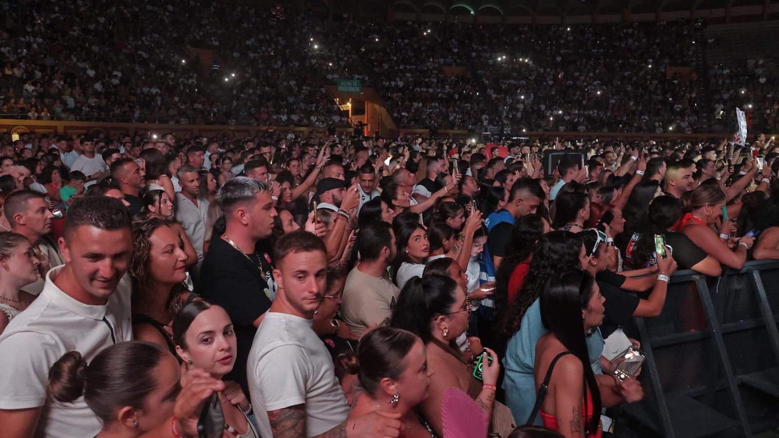 Llenazo en la plaza de toros en el concierto de Maka.