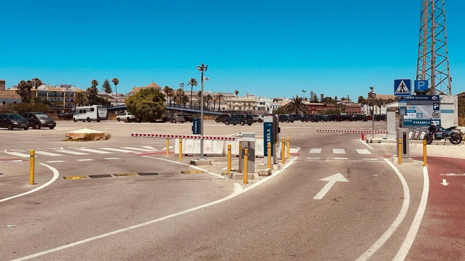 El aparcamiento de la pasarela, en la margen izquierda del río Guadalete.