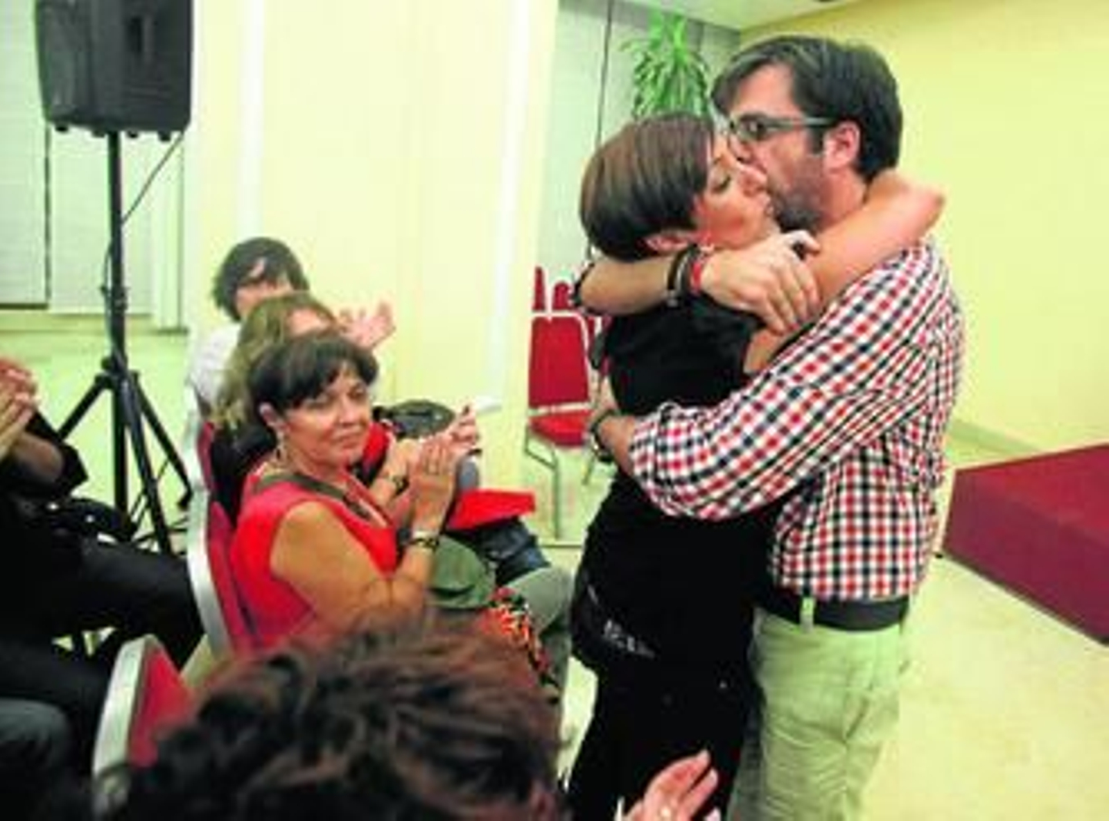 Francisco Gonzalez se abraza con Marta Meléndez cuando fue elegido secretario local.