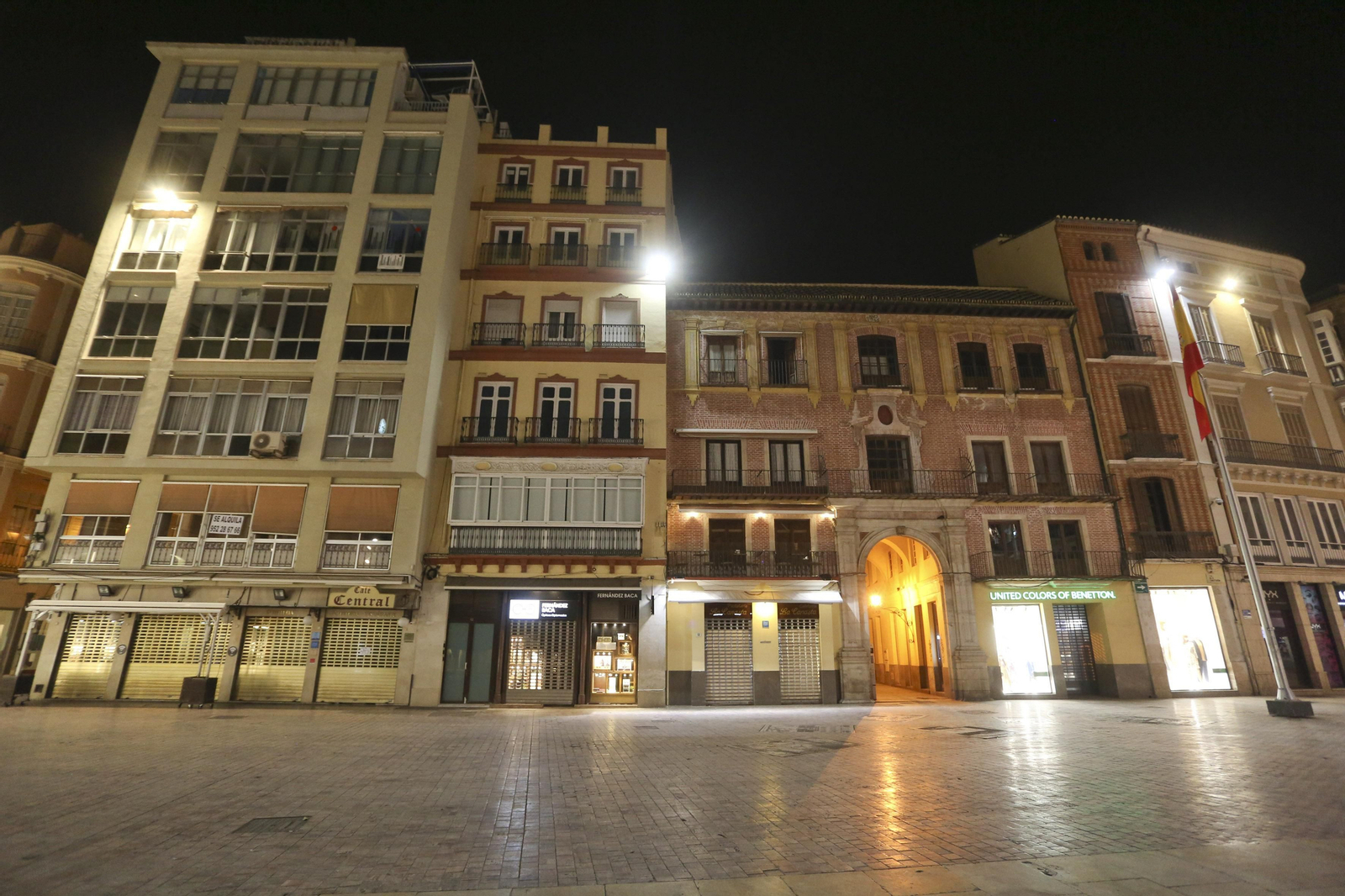 El coronavirus dibuja una noche desierta en el centro de Málaga, en fotos