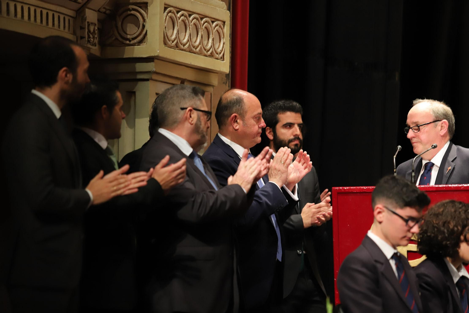 Presentan manto de la Virgen del Amor.
