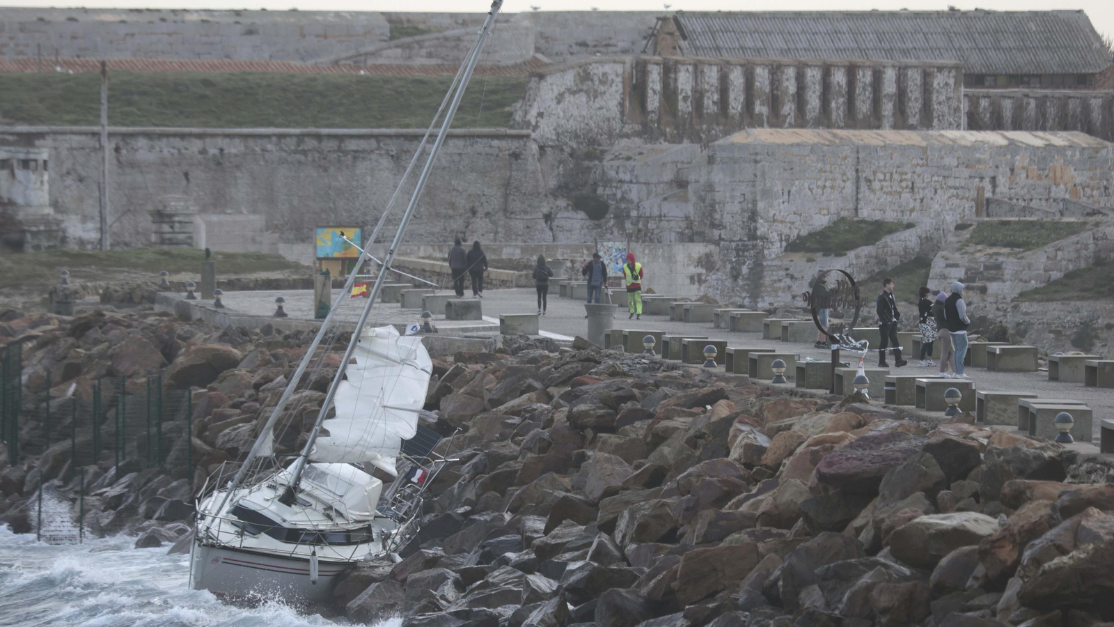 Las fotos del velero encallado en la playa chica de Tarifa