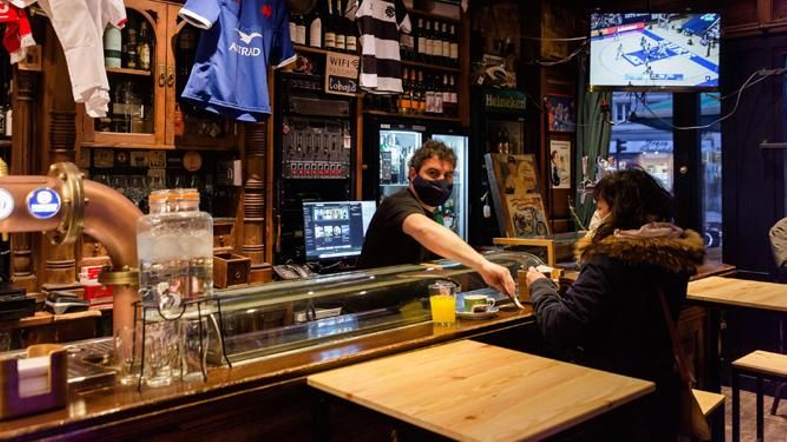 Interior de un bar en Vitoria.