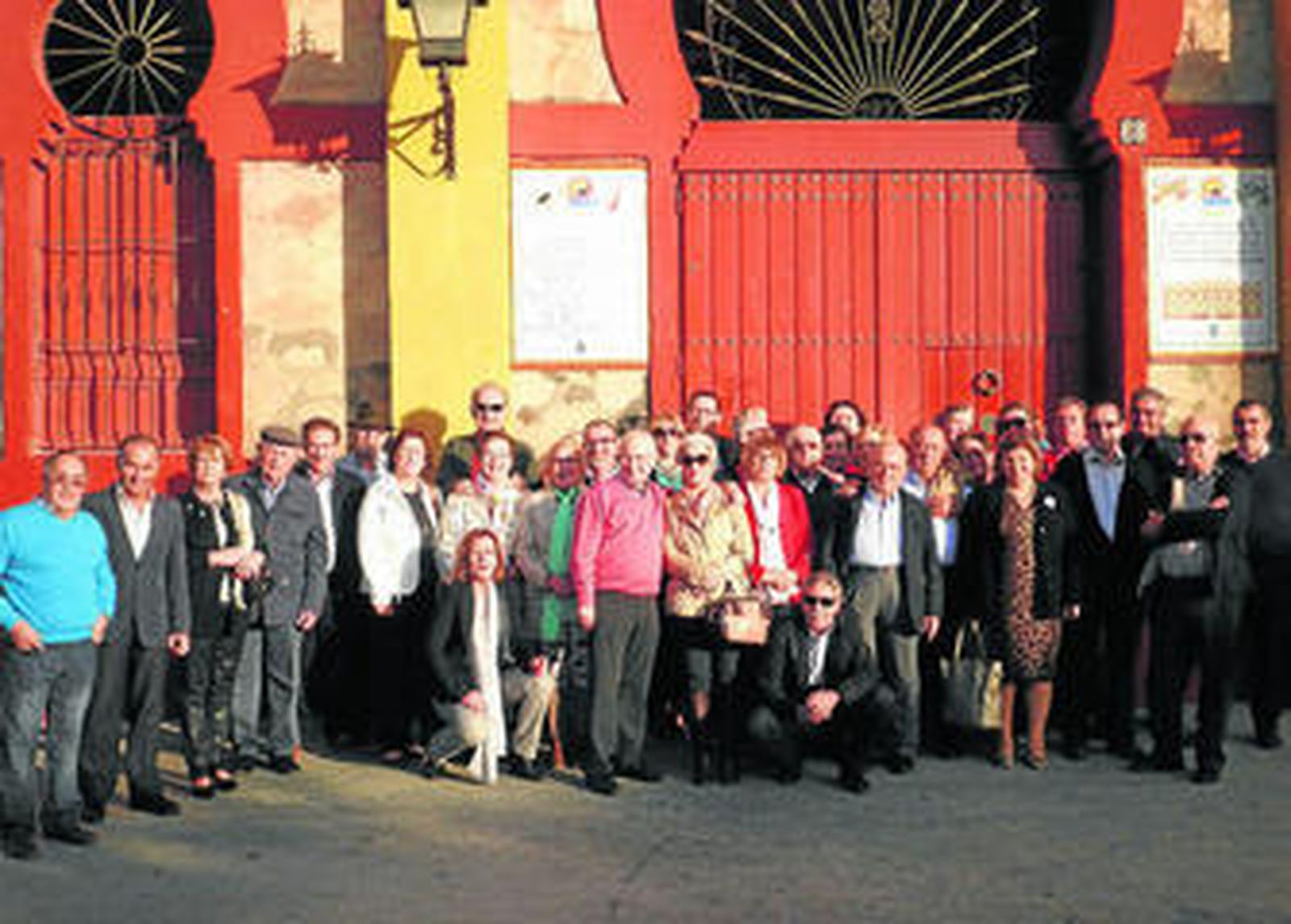 Los socios de la peña de Roquetas de Mar posan ante la Plaza de Toros de Sanlúcar de Barrameda.