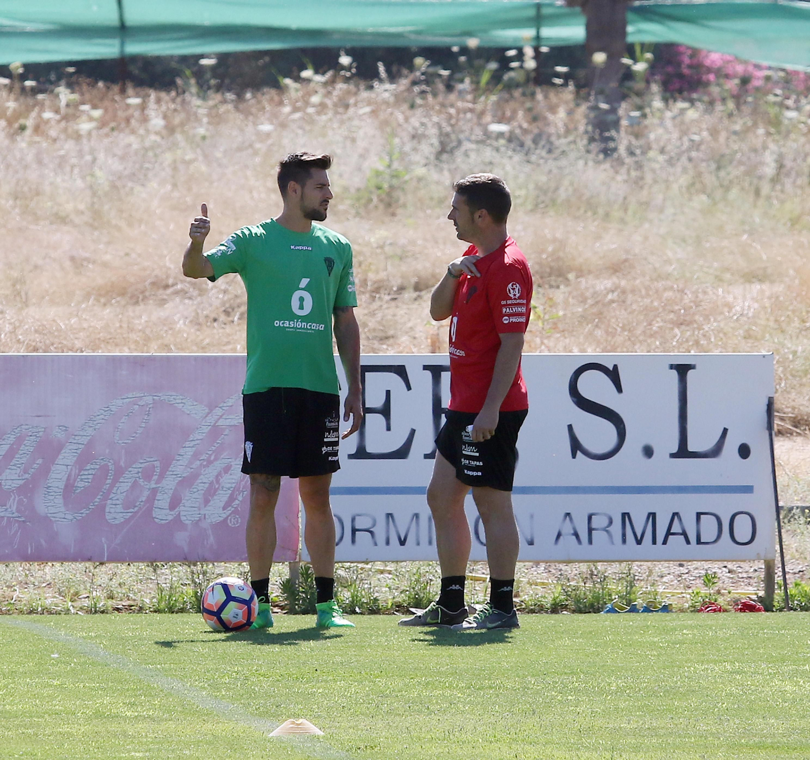 Luso dialoga con Luis Carrión durante un entrenamiento. Luso dialoga con Luis Carrión durante un entrenamiento.