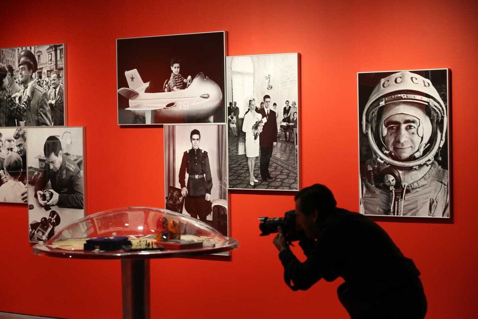 La exposición de la llegada del hombre a la Luna en el Pompidou de Málaga, en fotos