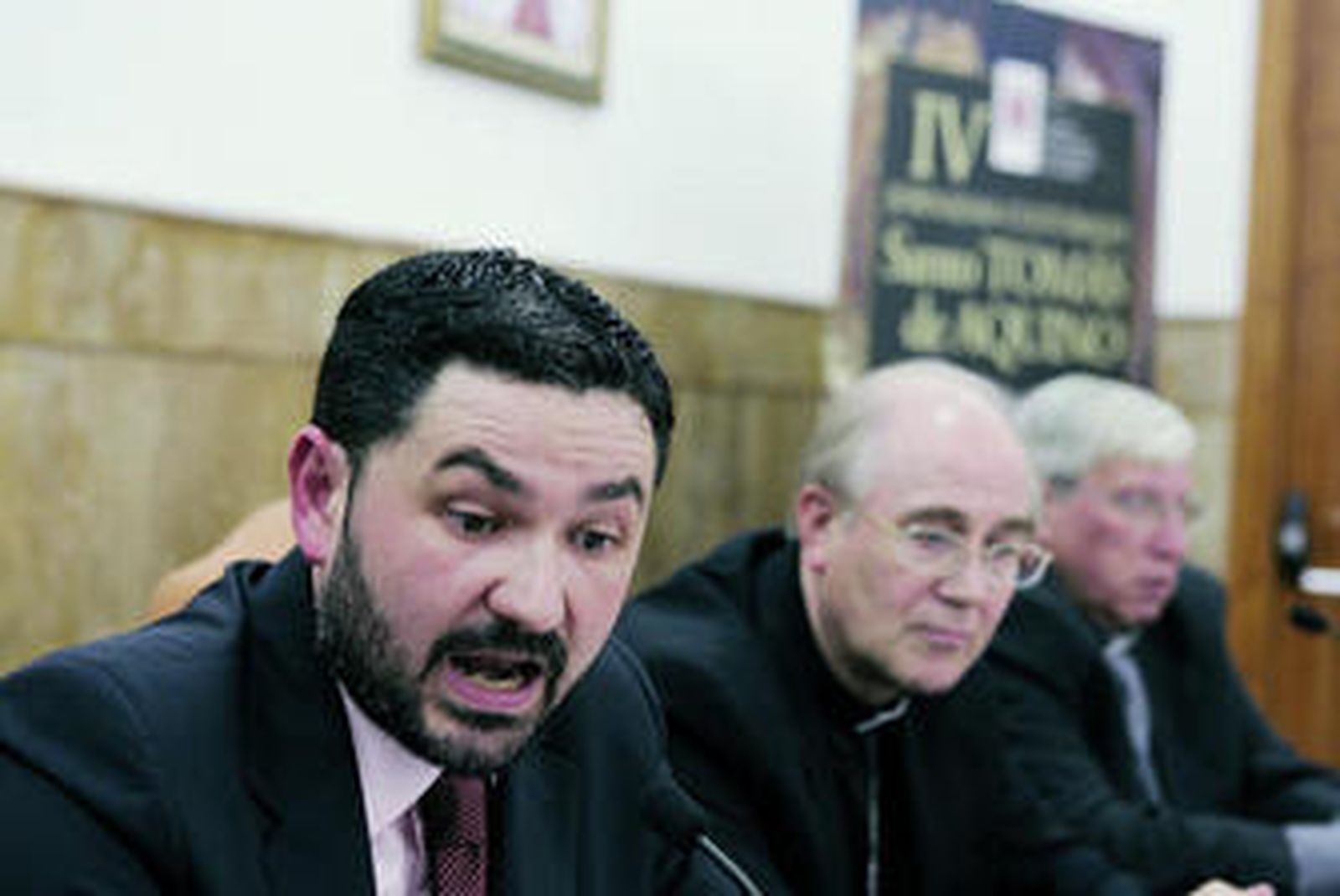 2. El ciclo de conferencias ha sido seguido atentamente por muchos jóvenes interesados por el pensamiento de Joseph Ratzinger. 3. Panorámica del Aula Magna del Seminario Diocesano San Indalecio en la que se han celebrado las IV Jornadas Culturales con una gran participación. / Fotos: Javier Alonso